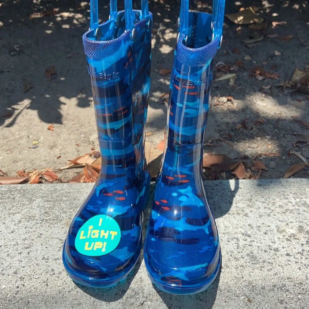 WESTERN CHIEF SHARK BLUE CAMO LIGHT UP RAINBOOTS SZ 6 PVC RAIN BOOTS NEW